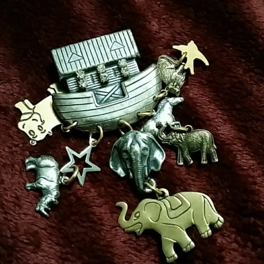 ♡Noah's Ark silver pin with crystals